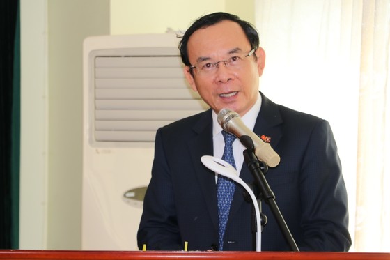 Bí thư Thành ủy TPHCM Nguyễn Văn Nên thăm cán bộ, nhân viên Đại sứ quán Việt Nam tại Lào ảnh 2