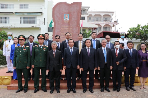 Bí thư Thành ủy TPHCM Nguyễn Văn Nên thăm cán bộ, nhân viên Đại sứ quán Việt Nam tại Lào ảnh 7