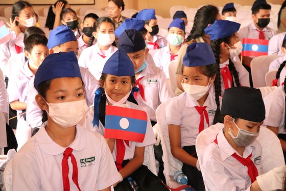 Bí thư Thành ủy TPHCM Nguyễn Văn Nên thăm thầy cô, học sinh Trường Tiểu học Hữu nghị tại tỉnh Champasak ảnh 4