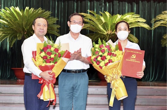 Bí thư Thành ủy TPHCM Nguyễn Văn Nên trao quyết định cho đồng chí Vũ Hải Quân và đồng chí Lê Thị Hờ Rin. Ảnh: VIỆT DŨNG