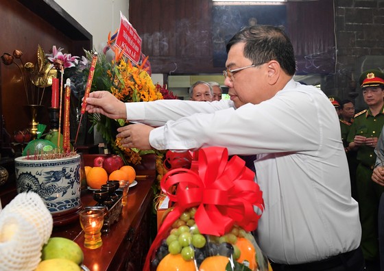 Lãnh đạo Bộ Công an, TPHCM và tỉnh Nam Định dâng hoa, dâng hương Đại tướng Mai Chí Thọ ảnh 4