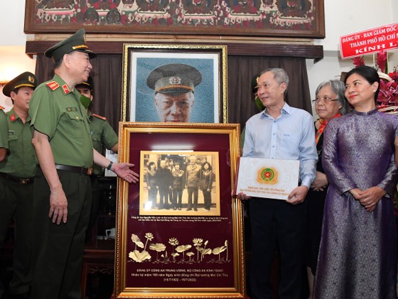 Lãnh đạo Bộ Công an, TPHCM và tỉnh Nam Định dâng hoa, dâng hương Đại tướng Mai Chí Thọ ảnh 5