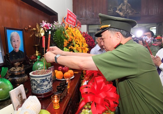 Lãnh đạo Bộ Công an, TPHCM và tỉnh Nam Định dâng hoa, dâng hương Đại tướng Mai Chí Thọ ảnh 1