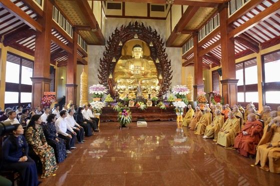 Tại Việt Nam Quốc Tự (quận 10, TPHCM), Giáo hội Phật giáo Việt Nam TPHCM tổ chức đại lễ tưởng niệm, kỳ siêu đồng bào tử vong và cán bộ, chiến sĩ hy sinh trong đại dịch Covid-19. Ảnh: DŨNG PHƯƠNG
