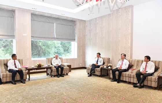 Lãnh đạo TPHCM tiếp đoàn đại biểu Tạp chí Alunmay của Lào ảnh 1