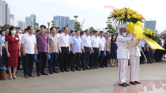 Đoàn đại biểu ngành nội chính Đảng dâng hoa, dâng hương Chủ tịch Hồ Chí Minh ảnh 2