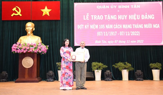 Ghi nhận công lao, lòng thủy chung son sắt của các đồng chí nhận Huy hiệu Đảng ảnh 1