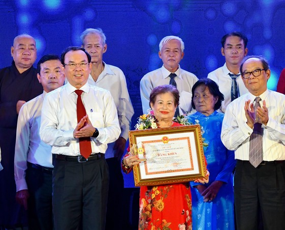 Bí thư Thành ủy TPHCM Nguyễn Văn Nên: Đổi mới bình chọn tuyên dương những tấm gương thầm lặng mà cao cả ảnh 4