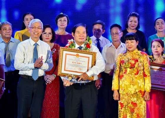 Bí thư Thành ủy TPHCM Nguyễn Văn Nên: Đổi mới bình chọn tuyên dương những tấm gương thầm lặng mà cao cả ảnh 6