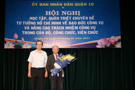 Bí thư Quận ủy quận 10 Lê Văn Minh tặng hoa GS-TS Hoàng Chí Bảo