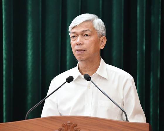 Phó Chủ tịch UBND TPHCM Võ Văn Hoan trình bày báo cáo tại buổi làm việc. Ảnh: VIỆT DŨNG