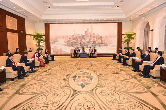 Bí thư Thành ủy TPHCM Nguyễn Văn Nên hội đàm với Bí thư Thành ủy Thượng Hải. Ảnh: VĂN MINH