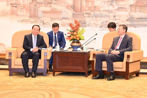 Đến thăm Trung Quốc lần này, Bí thư Thành ủy TPHCM cho biết có nhiều ấn tượng trước những thành tựu phát triển rất to lớn của đất nước Trung Quốc nói chung, TP Thượng Hải nói riêng. Ảnh: VĂN MINH