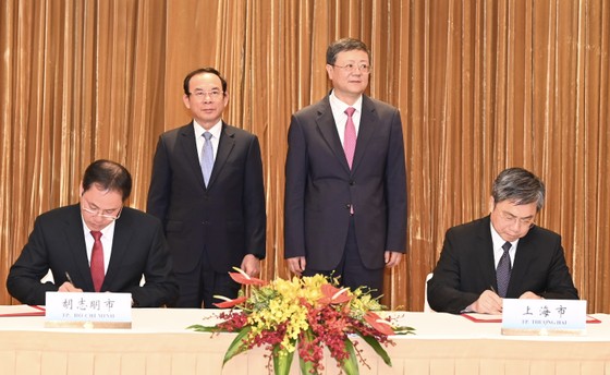 Bí thư Thành ủy TPHCM và Bí thư Thành ủy Thượng Hải chứng kiến Lễ ký kết Bản ghi nhớ hợp tác giao lưu hữu nghị giữa Ủy ban MTTQ Việt Nam TPHCM và Hội nghị Hiệp thương Chính trị Nhân dân Trung Quốc TP Thượng Hải. Ảnh: VĂN MINH