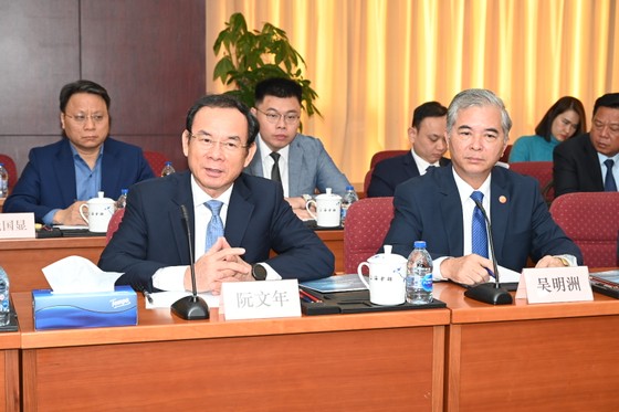 Bí thư Thành ủy TPHCM Nguyễn Văn Nên trao đổi tại buổi làm việc