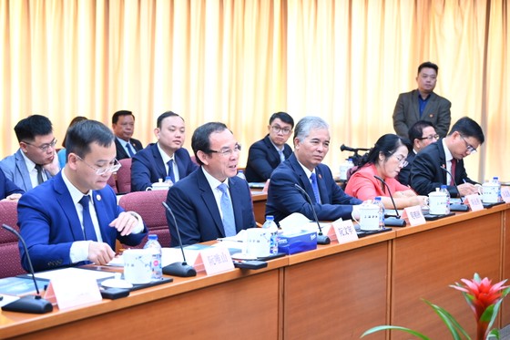 Bí thư Thành ủy TPHCM trao đổi với lãnh đạo Ủy ban Công tác tài chính Thượng Hải. Ảnh: VĂN MINH