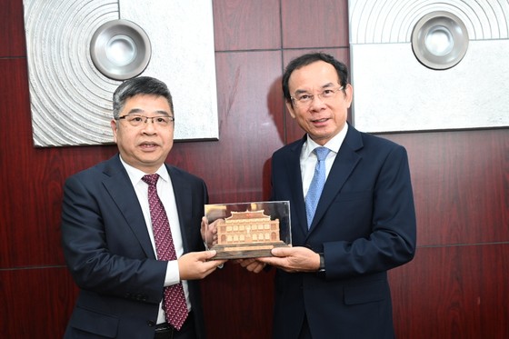 Bí thư Thành ủy TPHCM Nguyễn Văn Nên tặng quà lưu niệm đến Bí thư Ủy ban Công tác tài chính Thượng Hải Tín Á Đông. Ảnh: VĂN MINH