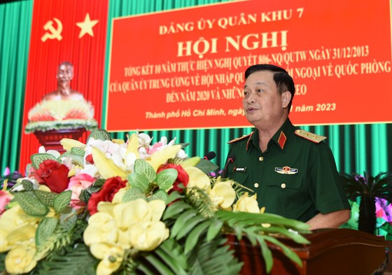 Trung tướng Trần Hoài Trung, Chính ủy Quân khu 7 phát biểu tại hội nghị. Ảnh: TUẤN ANH