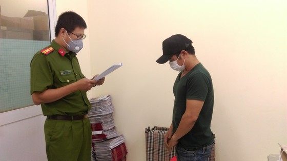 Bắt giam 4 bị can trong đường dây sản xuất găng tay y tế giả ảnh 3
