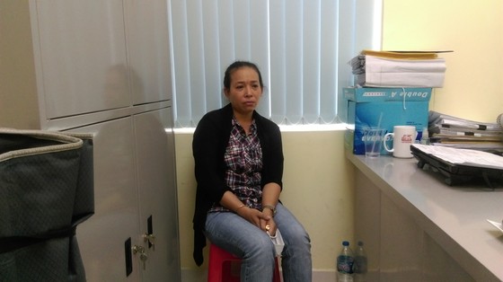Bắt giam 4 bị can trong đường dây sản xuất găng tay y tế giả ảnh 2