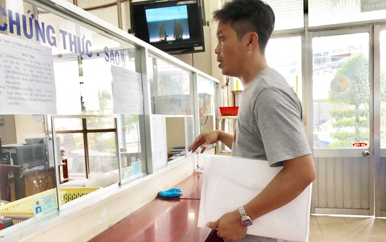 Một người dân đến UBND phường Phước Long A (quận 9) hỏi thăm thủ tục đăng ký cấp GCN nhà đất lần đầu