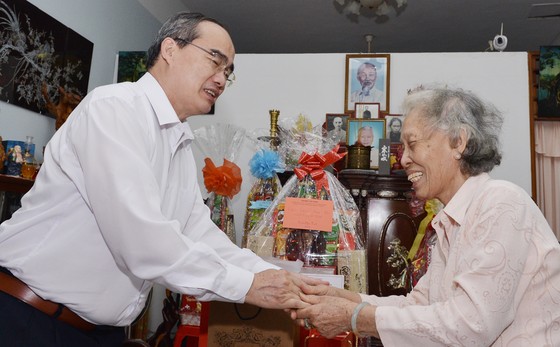 Bí thư Thành ủy TPHCM Nguyễn Thiện Nhân thăm, chúc Tết nguyên Thủ tướng Nguyễn Tấn Dũng ảnh 3