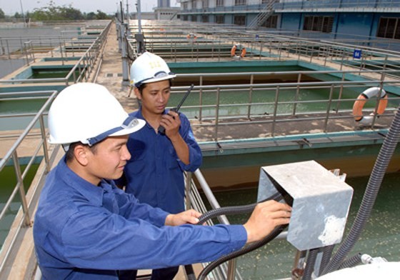 Nhân viên Nhà máy nước Tân Hiệp đang kiểm tra hệ thống cung cấp nước cho người dân TPHCM. Ảnh: Thanh Tâm