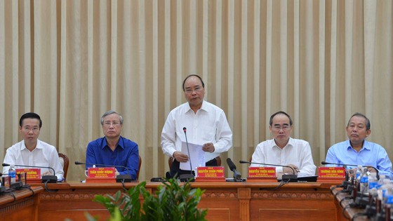 Thủ tướng Nguyễn Xuân Phúc phát biểu trong buổi làm việc với TPHCM. Ảnh: VIỆT DŨNG