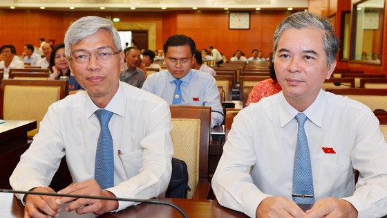 Ông Võ Văn Hoan (trái) và ông Ngô Minh Châu tại kỳ họp sáng nay, ngày 11-5. Ảnh: VIỆT DŨNG