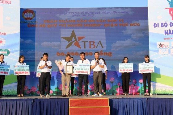 1.500 vận động viên nghiệp dư đi bộ, quyên góp 2,9 tỷ đồng chăm lo người nghèo ảnh 1