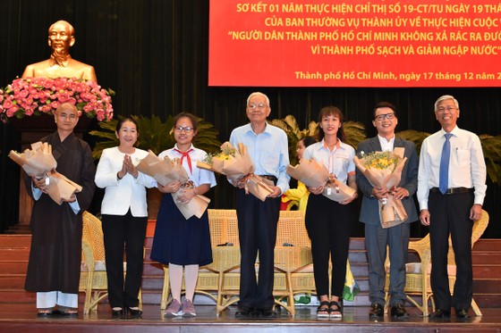 Phó Bí thư Thành ủy TPHCM Võ Thị Dung và Phó Chủ tịch UBND TPHCM Võ Văn Hoan tặng hoa cho các cá nhân được tuyên dương. Ảnh: VIỆT DŨNG 