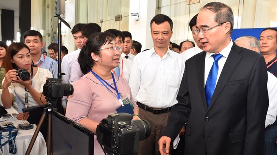 Bí thư Thành ủy TPHCM Nguyễn Thiện Nhân: Đưa công nghệ thông tin - truyền thông thành ngành chủ lực ảnh 3 Bí thư Thành ủy TPHCM Nguyễn Thiện Nhân: Đưa công nghệ thông tin - truyền thông thành ngành chủ lực ảnh 3