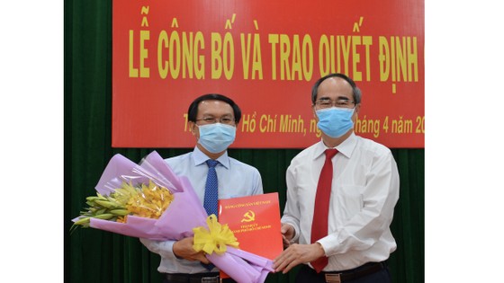 Bí thư Thành ủy TPHCM Nguyễn Thiện Nhân trao quyết định cán bộ tại quận 9 ảnh 2 Bí thư Thành ủy TPHCM Nguyễn Thiện Nhân trao quyết định cán bộ tại quận 9 ảnh 2