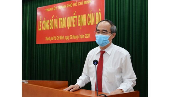 Bí thư Thành ủy TPHCM Nguyễn Thiện Nhân trao quyết định cán bộ tại quận 9 ảnh 1 Bí thư Thành ủy TPHCM Nguyễn Thiện Nhân trao quyết định cán bộ tại quận 9 ảnh 1
