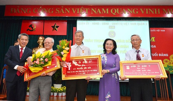Chủ tịch HĐND TPHCM Nguyễn Thị Lệ trao Huy hiệu 60 năm tuổi Đảng cho các đảng viên. Ảnh: VIỆT DŨNG