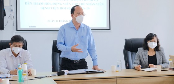 Phó Bí thư Thành ủy TPHCM Nguyễn Hồ Hải chỉ đạo UBND TPHCM và Sở Y tế TPHCM tiếp tục quan tâm gỡ vướng để BV Hồi sức Covid-19 hoạt động tốt nhất. Ảnh: KIỀU PHONG