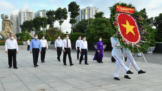 Lãnh đạo TPHCM dâng hoa, dâng hương tưởng niệm các Anh hùng liệt sĩ ảnh 1