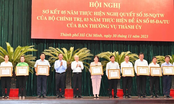 Đồng chí Phan Văn Mãi và đồng chí Phan Nguyễn Như Khuê khen thưởng các tập thể có thành tích xuất sắc. Ảnh: VIỆT DŨNG