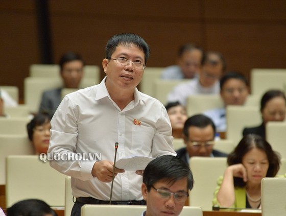 ĐB Nguyễn Văn Hiển (Lâm Đồng)  phát biểu tại phiên họp sáng ngày 19-11