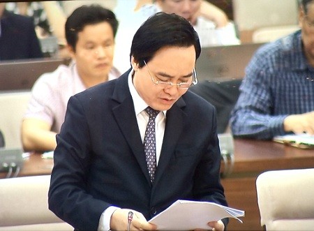 Bộ trưởng Phùng Xuân Nhạ báo cáo tại phiên họp 