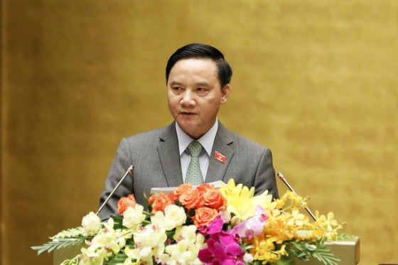 Chủ nhiệm Ủy ban Pháp luật Nguyễn Khắc Định trình bày Báo cáo thẩm tra dự án luật.  Ảnh: VIẾT CHUNG