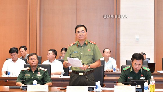 Ông Nguyễn Minh Đức, Phó Chủ nhiệm Ủy ban Quốc phòng và An ninh của Quốc hội trình bày Báo cáo thẩm tra dự án luật