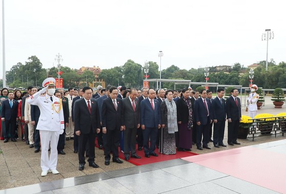 Trước phiên khai mạc, các đồng chí lãnh đạo Đảng, Nhà nước, các đại biểu Quốc hội kính cẩn nghiêng mình, bày tỏ lòng thành kính trước anh linh Chủ tịch Hồ Chí Minh. Ảnh: QUANG PHÚC