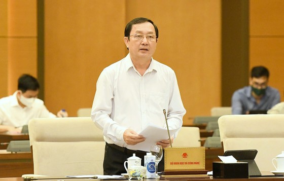 Bộ trưởng Bộ KHCN Huỳnh Thành Đạt thừa uỷ quyền Chính phủ trình bày Tờ trình dự án Luật sửa đổi, bổ sung một số điều của Luật Sở hữu trí tuệ. Ảnh: VIẾT CHUNG 