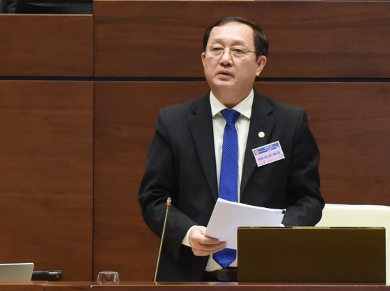 Bộ trưởng Bộ KH-CN Huỳnh Thành Đạt tiếp thu nhiều nội dung vừa được Quốc hội cho ý kiến chiều nay, 26-10. Ảnh: QUANG PHÚC 