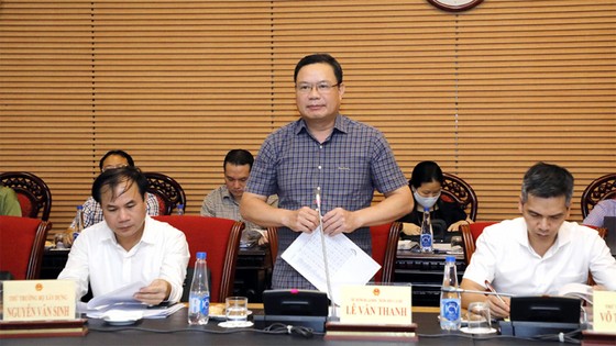 Thứ trưởng Bộ Lao động - Thương binh và Xã hội Lê Văn Thanh báo cáo tại phiên họp