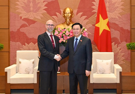 Chủ tịch Quốc hội Vương Đình Huệ với Đại sứ Canada tại Việt Nam Shawn Perry Steil. Ảnh: VIẾT CHUNG
