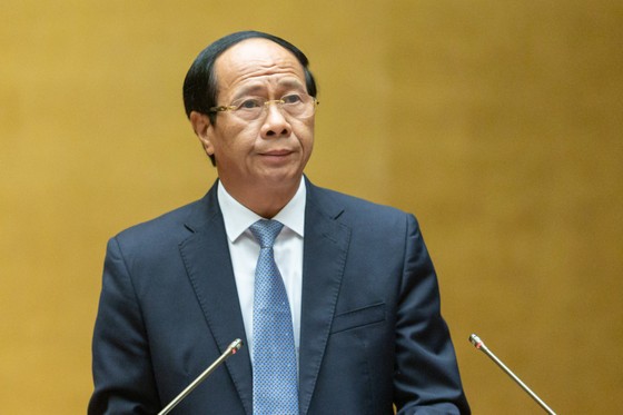 Phó Thủ tướng Chính phủ Lê Văn Thành trình bày Tờ trình của Chính phủ về dự thảo Luật Đất đai (sửa đổi). Ảnh: VIẾT CHUNG