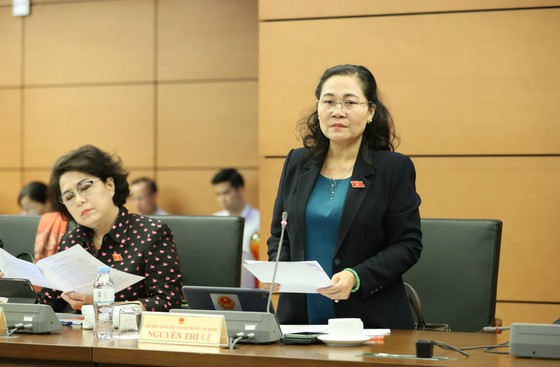 ĐB Nguyễn Thị Lệ phát biểu tại phiên họp tổ ĐBQH TPHCM sáng 3-11. Ảnh: QUANG PHÚC