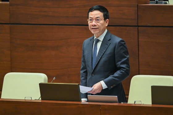 Bộ trưởng Bộ TT-TT Nguyễn Mạnh Hùng phát biểu giải trình, tiếp thu ý kiến ĐBQH. Ảnh: QUANG PHÚC